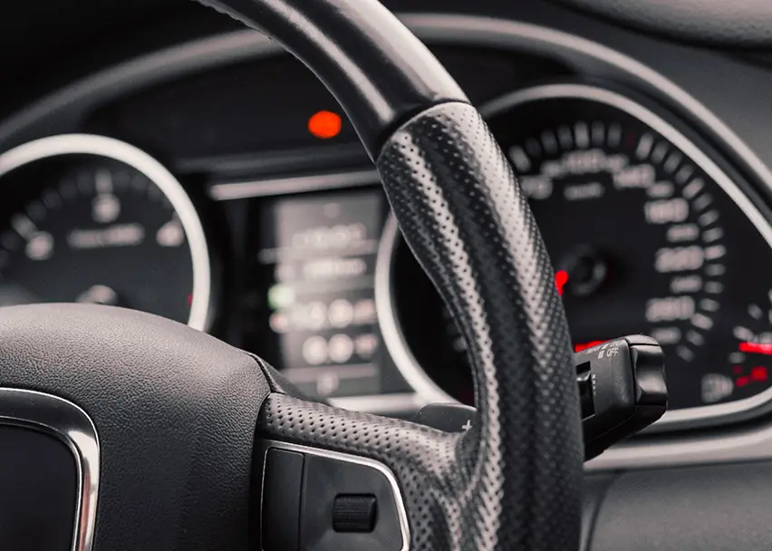 Автокөлік аксессуарлары: Сахна артындағы кейіпкер сіздің машинаңыздың қауіпсіздігі мен қауіпсіздігін қорғайды